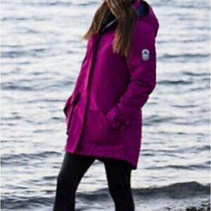 NWT
Land’s End Women’s Squall Hooded Jacket Large Reg. in Persian Plum